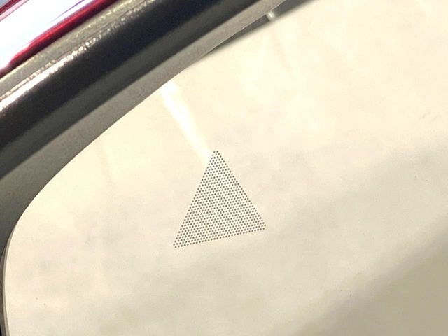 �y�u���C���h�X�|�b�g���j�^�����O�z���s���A�h�A�~���[�̎��p�ɂȂ�₷���ӏ��Ɍ㑱�Ԃ��ڋ߂���ƃT�C�h�~���[�t�߂Ɍx����\���A�h���C�o�[�ɒ��ӊ��N�����Ă���܂��B