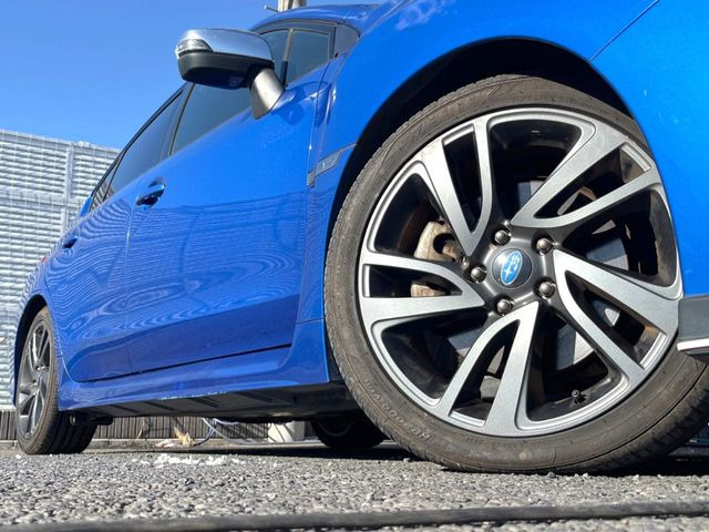 �y����18�C���`�A���~�z�C�[���z�O�ςɃ}�b�`���������A���~�z�C�[���𑕒����Ă���܂��B�e��ЊO�A���~�z�C�[����A�X�^�b�h���X�^�C�����戵�����Ă���܂��B���񂲑��k����������