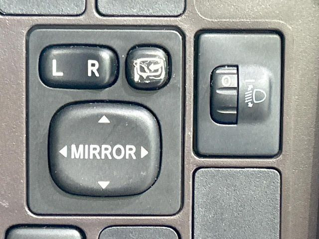 �y�d���i�[�~���[�z�T�C�h�~���[�͓d���i�[���ƂȂ��Ă���A�������ԏ�ł��L�Y�������X�N��}�����܂��B