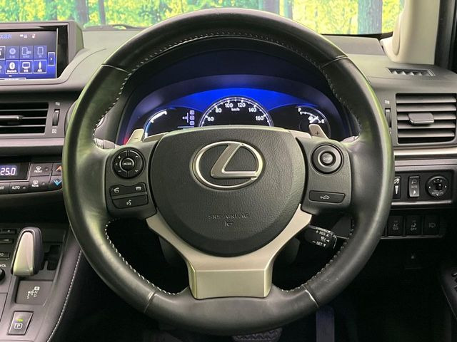 �C���e���A�ɍ��킹���f�U�C���̃X�e�A�����O�́A�^�]�������̂��Ƃ��l���A�^�]���₷���`��A�傫���ł��B�����x�A���ۂɐG���Ă��m���߂��������B