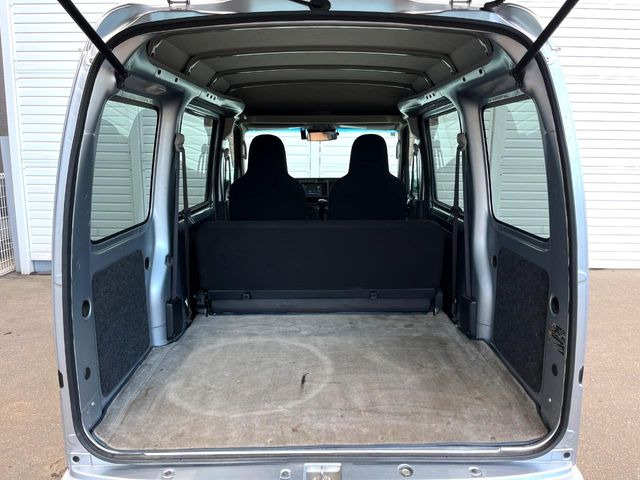 ���i�̂���������ʋ΁A���}���ɏ\���ȉ׎��X�y�[�X���m�ۂ��Ă���܂��B�Z�J���h�V�[�g��|���ƁA�傫�ȉו��̐ύڂ��\�ł���