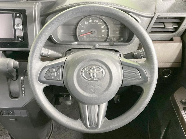 �C���e���A�ɍ��킹���f�U�C���̃X�e�A�����O�́A�^�]�������̂��Ƃ��l���A�^�]���₷���`��A�傫���ł��B�����x�A���ۂɐG���Ă��m���߂��������B