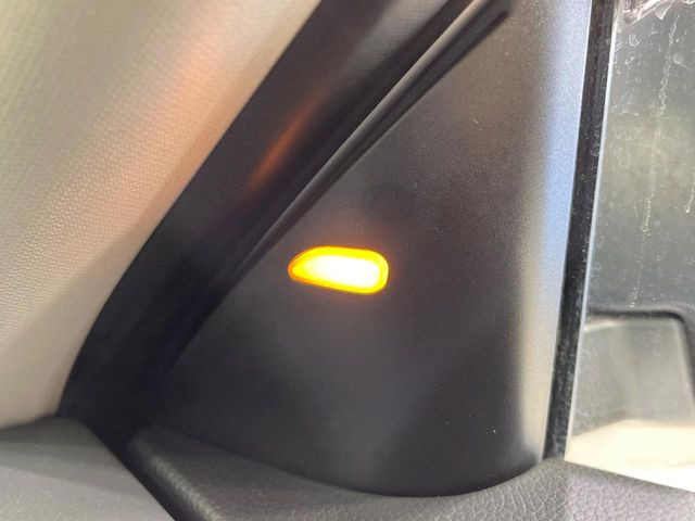 【後方車輛検知】走行中、ドアミラーの死角になりやすい箇所に後続車が接近するとサイドミラー付近に警告を表示、ドライバーに注意喚起をしてくれます。