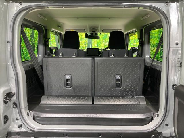 ���i�̂���������ʋ΁A���}���ɏ\���ȉ׎��X�y�[�X���m�ۂ��Ă���܂��B�Z�J���h�V�[�g��|���ƁA�傫�ȉו��̐ύڂ��\�ł���