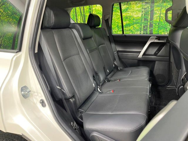後部座席も気になるようなキズ・汚れやへたり等、大きなダメージはなく、良好な状態です。