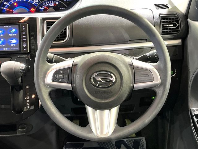 �C���e���A�ɍ��킹���f�U�C���̃X�e�A�����O�́A�^�]�������̂��Ƃ��l���A�^�]���₷���`��A�傫���ł��B�����x�A���ۂɐG���Ă��m���߂��������B