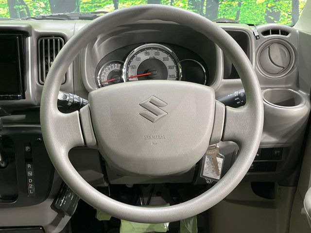 �C���e���A�ɍ��킹���f�U�C���̃X�e�A�����O�́A�^�]�������̂��Ƃ��l���A�^�]���₷���`��A�傫���ł��B�����x�A���ۂɐG���Ă��m���߂��������B