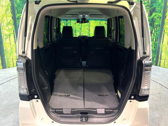 ���i�̂���������ʋ΁A���}���ɏ\���ȉ׎��X�y�[�X���m�ۂ��Ă���܂��B�Z�J���h�V�[�g��|���ƁA�傫�ȉו��̐ύڂ��\�ł���