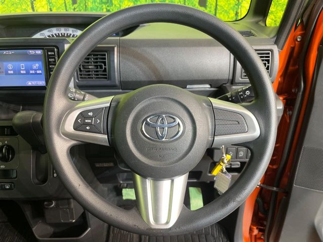 �C���e���A�ɍ��킹���f�U�C���̃X�e�A�����O�́A�^�]�������̂��Ƃ��l���A�^�]���₷���`��A�傫���ł��B�����x�A���ۂɐG���Ă��m���߂��������B