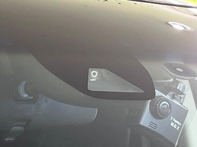 �y�z���_�Z���V���O�z���s���ɑO���̎ԗ�����F�����A�Փ˂������Ȏ��͌x��ƃu���[�L�ŏՓˉ���Ɣ�Q�y�����A�V�X�g�B�����S�Ƀh���C�u�����y���݂��������܂��B