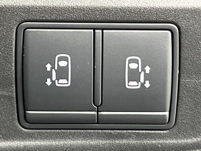 【ハンズフリー機能付き両側パワースライドドア】スライドドアの下に足先を入れてすぐ引くと、自動的にスライドドアが開閉します!荷物で両手がふさがった状態でも、ドアの開閉ができてとっても便利!