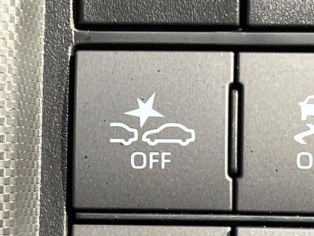 �y�Փˌy���V�X�e���z���s���ɑO���̎ԗ�����F�����A�Փ˂������Ȏ��͌x��ƃu���[�L�ŏՓˉ���Ɣ�Q�y�����A�V�X�g�B�����S�Ƀh���C�u�����y���݂��������܂��B