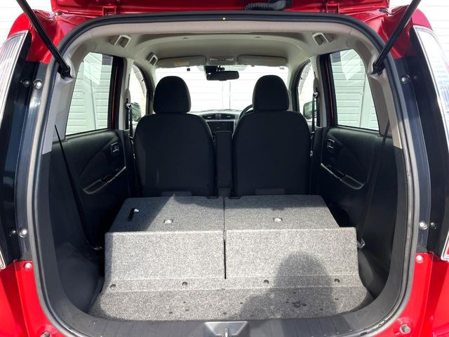 ���i�̂���������ʋ΁A���}���ɏ\���ȉ׎��X�y�[�X���m�ۂ��Ă���܂��B�Z�J���h�V�[�g��|���ƁA�傫�ȉו��̐ύڂ��\�ł���