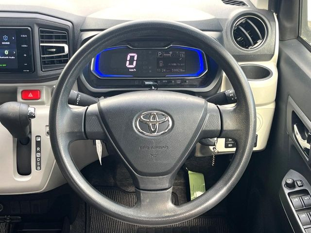 �C���e���A�ɍ��킹���f�U�C���̃X�e�A�����O�́A�^�]�������̂��Ƃ��l���A�^�]���₷���`��A�傫���ł��B�����x�A���ۂɐG���Ă��m���߂��������B