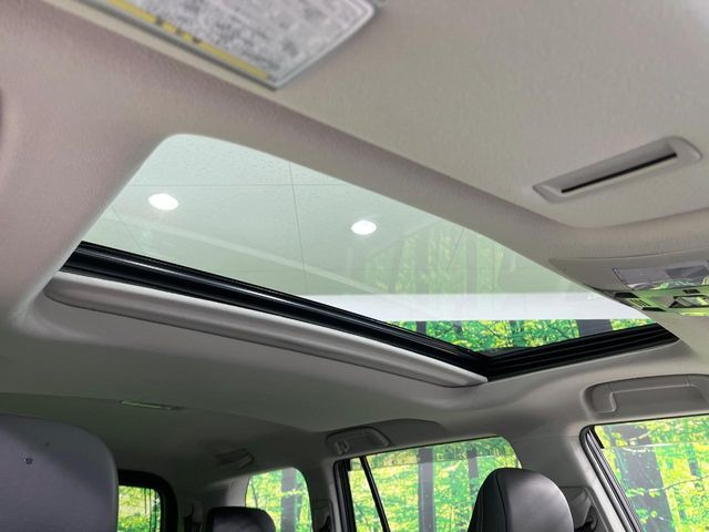 【サンルーフ】開放感たっぷりの希少装備、サンルーフが装着されています!車内に明かりを取り入れたり景色を楽しむ以外にも、車内の空気も簡単に換気できて快適です!