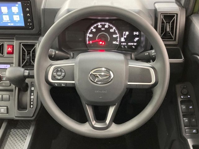 �C���e���A�ɍ��킹���f�U�C���̃X�e�A�����O�́A�^�]�������̂��Ƃ��l���A�^�]���₷���`��A�傫���ł��B�����x�A���ۂɐG���Ă��m���߂��������B