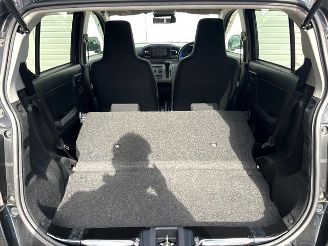 ���i�̂���������ʋ΁A���}���ɏ\���ȉ׎��X�y�[�X���m�ۂ��Ă���܂��B�Z�J���h�V�[�g��|���ƁA�傫�ȉו��̐ύڂ��\�ł���