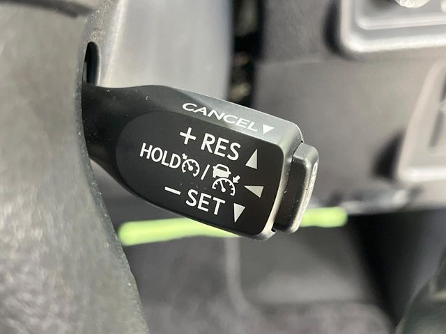 【レーダークルーズコントロール】高速道路での長距離走行が楽に!!自動で速度を保つクルーズコントロールが、衝突軽減システムと連携し、前方の車両を感知して車間を保つように速度調節してくれます!!