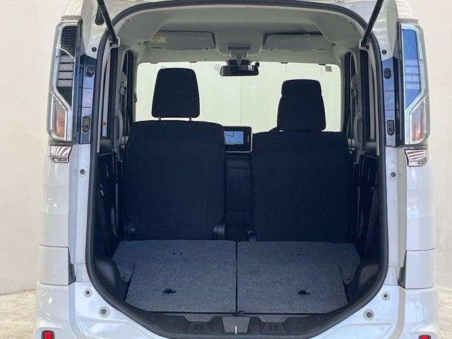 ���i�̂���������ʋ΁A���}���ɏ\���ȉ׎��X�y�[�X���m�ۂ��Ă���܂��B�Z�J���h�V�[�g��|���ƁA�傫�ȉו��̐ύڂ��\�ł���