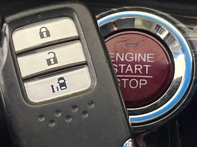 【Hondaスマートキー】カバンやポケットに入れたままでもドアの施錠・解錠が可能なスマートキーを装備。エンジンのオン・オフ時もカギを取り出す必要が無いからとっても便利です♪