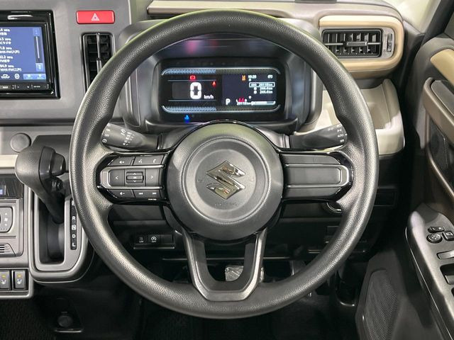 �C���e���A�ɍ��킹���f�U�C���̃X�e�A�����O�́A�^�]�������̂��Ƃ��l���A�^�]���₷���`��A�傫���ł��B�����x�A���ۂɐG���Ă��m���߂��������B