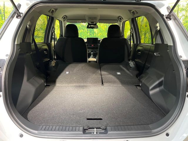 ���i�̂���������ʋ΁A���}���ɏ\���ȉ׎��X�y�[�X���m�ۂ��Ă���܂��B�Z�J���h�V�[�g��|���ƁA�傫�ȉו��̐ύڂ��\�ł���