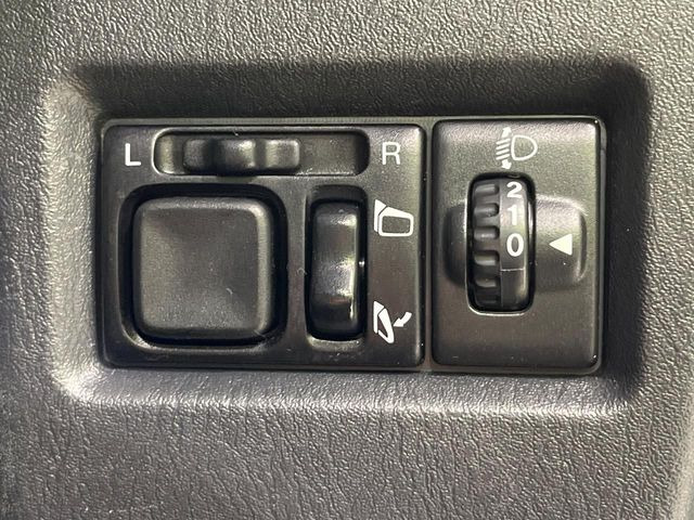 �y�d���i�[�~���[�z�T�C�h�~���[�͓d���i�[���ƂȂ��Ă���A�������ԏ�ł��L�Y�������X�N��}�����܂��B