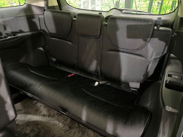 3列目シートはもちろん状態良好☆大人でもゆったりと座って頂けますので、大人数でのお出かけもラクラクです♪ご家族で、気の知れた仲間で、ドライブに行くのが楽しみですね♪