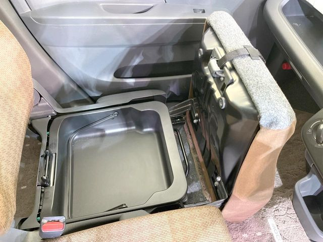 �y�V�[�g�A���_�[�{�b�N�X�z�V�[�g�̉��ɑ�e�ʂ̎��[�X�y�[�X��������Ă���A�C���ԃO�b�Y�ȂǁA�O���猩��ꂽ���Ȃ����̂�����������[�ł��ĕ֗�!