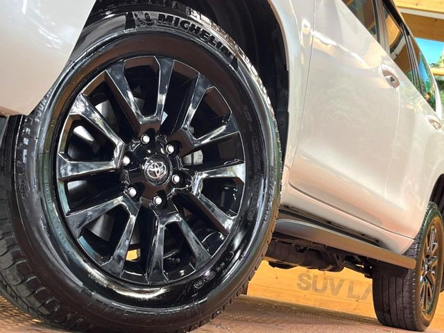 【純正18インチアルミホイール】外観にマッチした純正アルミホイールを装着しております。各種社外アルミホイールや、スタッドレスタイヤも取扱いしております。是非ご相談ください♪