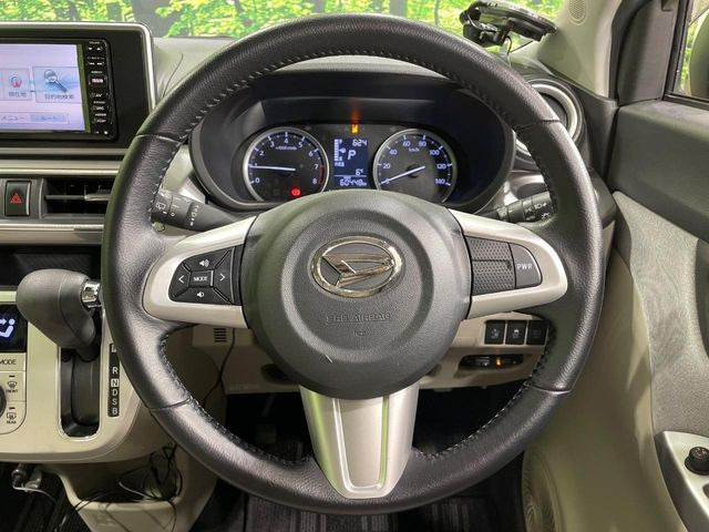 �C���e���A�ɍ��킹���f�U�C���̃X�e�A�����O�́A�^�]�������̂��Ƃ��l���A�^�]���₷���`��A�傫���ł��B�����x�A���ۂɐG���Ă��m���߂��������B