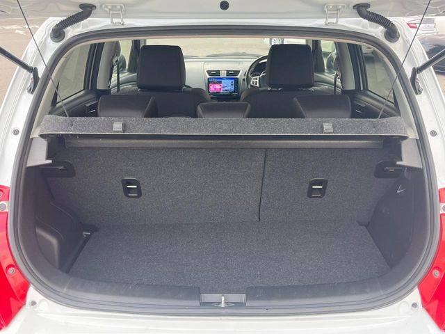 ���i�̂���������ʋ΁A���}���ɏ\���ȉ׎��X�y�[�X���m�ۂ��Ă���܂��B�Z�J���h�V�[�g��|���ƁA�傫�ȉו��̐ύڂ��\�ł���