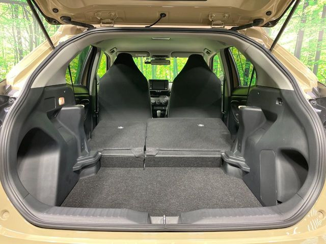 ���i�̂���������ʋ΁A���}���ɏ\���ȉ׎��X�y�[�X���m�ۂ��Ă���܂��B�Z�J���h�V�[�g��|���ƁA�傫�ȉו��̐ύڂ��\�ł���