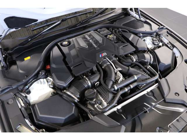 <��v����>4.4L V�^8�C��DOHC�c�C���^�[�{�A625ps/76.5kgm�A�S��&times;�S��&times;�S��mm 4990&times;1905&times;1475mm�A�ԗ��d�� 1930kg(�Ԍ��؋L�ڒl)