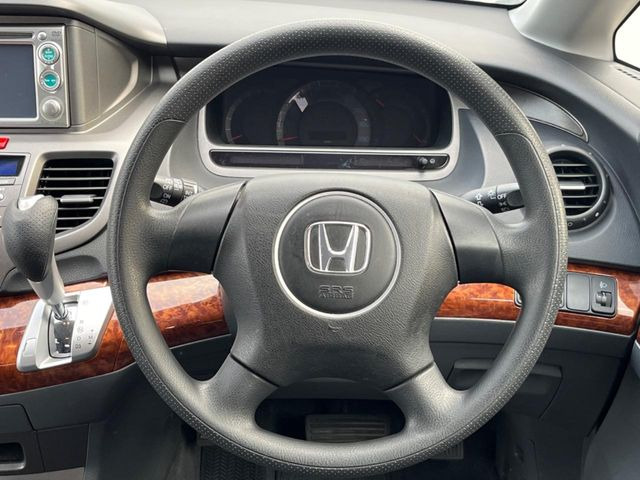 �C���e���A�ɍ��킹���f�U�C���̃X�e�A�����O�́A�^�]�������̂��Ƃ��l���A�^�]���₷���`��A�傫���ł��B�����x�A���ۂɐG���Ă��m���߂��������B