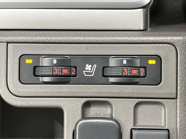 【シートベンチレーション】夏場は涼しい風でお尻や背中の熱やムレを防ぎ、冬はエアコンよりも早く温まってポカポカに!季節を問わず快適に過ごせます。