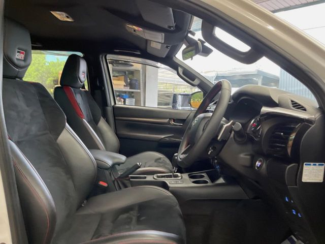 �y�n�[�t���U�[�V�[�g�z�������ƍ���S�n�𗼗������l�C�̃V�[�g���w�ʁE���ʂ̃t�@�u���b�N�f�ނ́A�ʋC���̗ǂ��⊊��ɂ����ɗD��Ă��܂��B�C���╞���ɍ��E���ꂸ���K�ɂ���肢�������܂��B