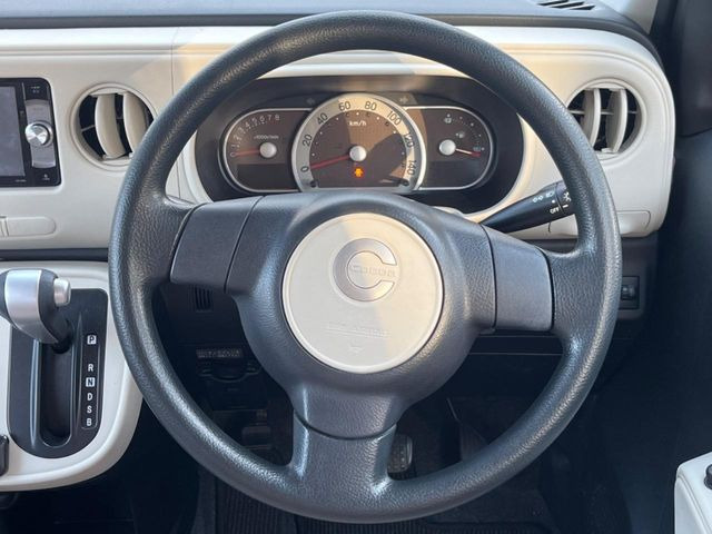 �C���e���A�ɍ��킹���f�U�C���̃X�e�A�����O�́A�^�]�������̂��Ƃ��l���A�^�]���₷���`��A�傫���ł��B�����x�A���ۂɐG���Ă��m���߂��������B