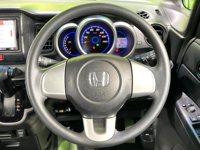 �C���e���A�ɍ��킹���f�U�C���̃X�e�A�����O�́A�^�]�������̂��Ƃ��l���A�^�]���₷���`��A�傫���ł��B�����x�A���ۂɐG���Ă��m���߂��������B