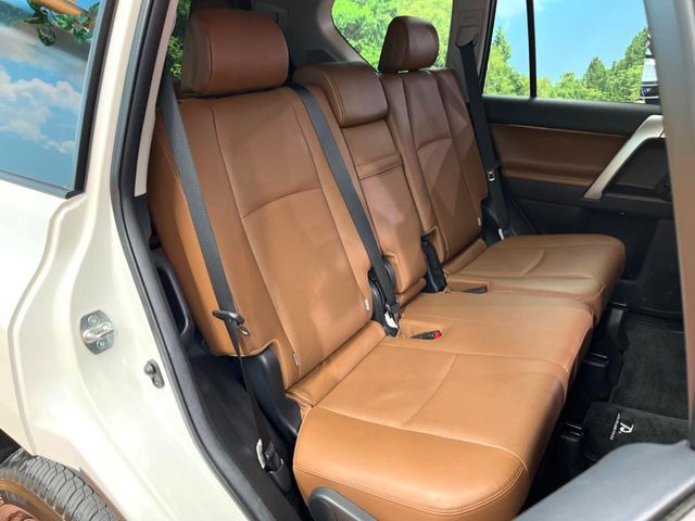 後部座席も気になるようなキズ・汚れやへたり等、大きなダメージはなく、良好な状態です。
