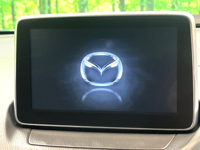 �y8�C���`�}�c�_�R�l�N�g�z�ԓ��̕��͋C�Ƀ}�b�`������^�̃f�B�X�v���C�B�X�}�z�ڑ��ł̃i�r�g�p��Bluetooth�Đ����A�l�X�ȋ@�\���y���߂܂��B�����I�ȃ_�C�������삪�\�ŁA�g��������ǍD�ł��B