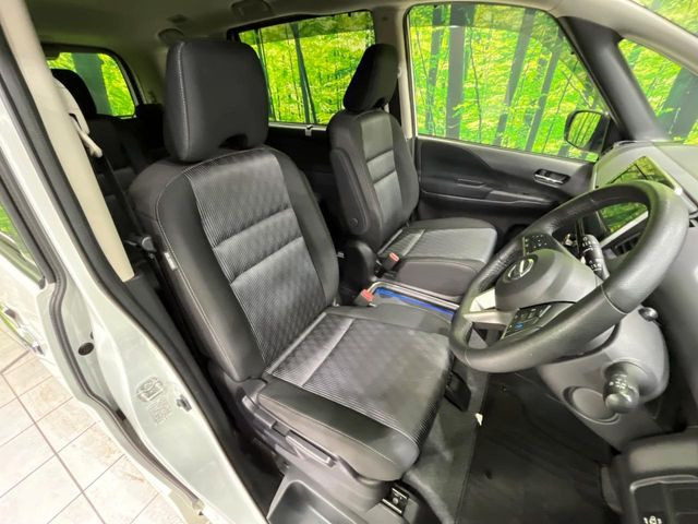 運転席シート廻りは使用感も少なく、良好な状態となっています。丁寧に使われていたことがよくわかりますね。