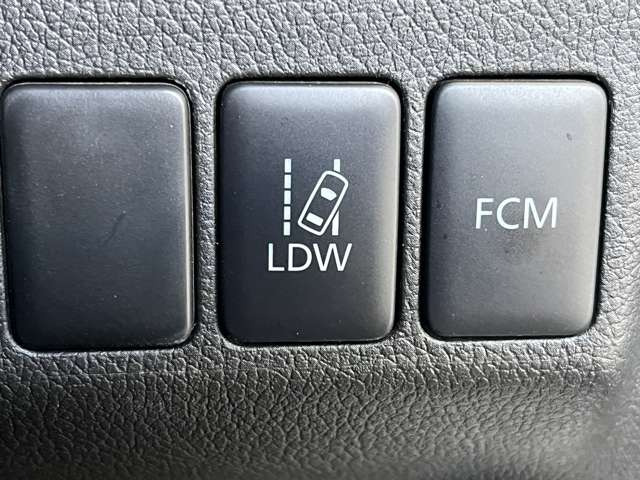 �Ԃ̎Ԑ����J�����ŔF�����A�͂ݏo�������Ȏ��Ɍx���𔭂�����X�e�A�����O�����⏕���Ĉ��S�^�]���T�|�[�g!