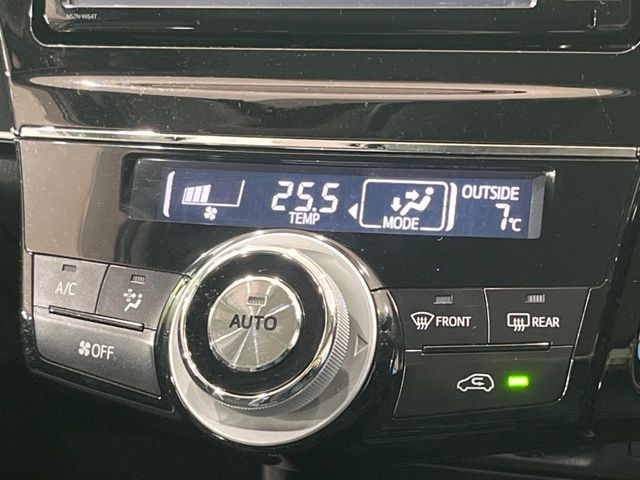 【オートエアコン】一度お好みの温度に設定すれば、車内の温度を検知し風量や温度を自動で調整。暑い&hellip;寒い&hellip;と何度もスイッチ操作をする必要はありません。快適な車内空間には必須の機能ですね♪