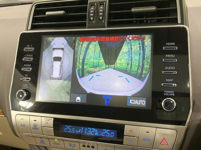 【パノラミックビューモニター】専用のカメラにより、上から見下ろしたような視点で360度クルマの周囲を確認することができます☆死角部分も確認しやすく、狭い場所での切り返しや駐車もスムーズに行えます。