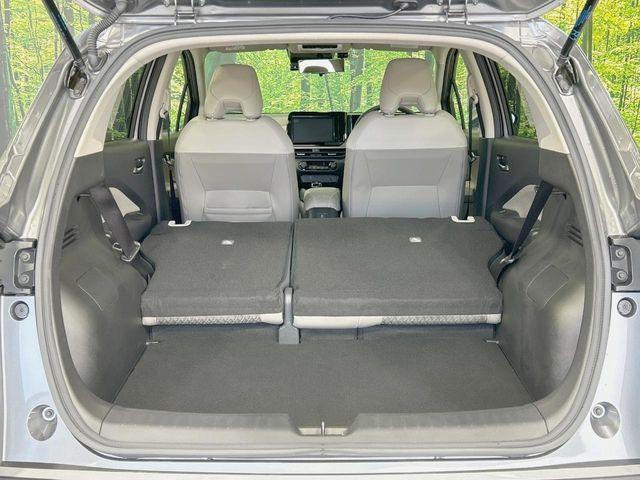 ���i�̂���������ʋ΁A���}���ɏ\���ȉ׎��X�y�[�X���m�ۂ��Ă���܂��B�Z�J���h�V�[�g��|���ƁA�傫�ȉו��̐ύڂ��\�ł���