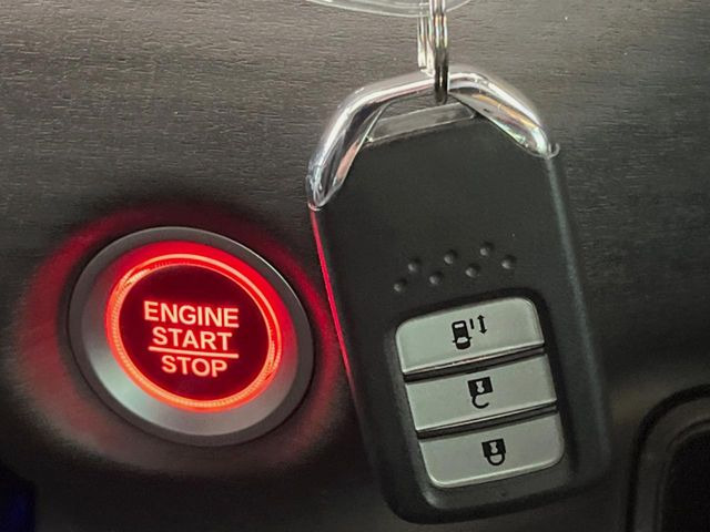 �yHonda�X�}�[�g�L�[�z�J�o����|�P�b�g�ɓ��ꂽ�܂܂ł��h�A�̎{���E�������\�ȃX�}�[�g�L�[�𑕔��B�G���W���̃I���E�I�t�����J�M�����o���K�v����������Ƃ��Ă��֗��ł���