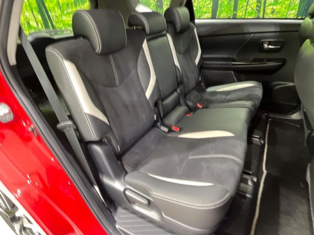 後部座席も気になるようなキズ・汚れやへたり等、大きなダメージはなく、良好な状態です。