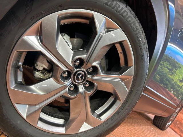 �y�O���[�h��p����18�C���`�A���~�z�C�[���z�f�U�C�����̍��������A���~�z�C�[���𑕒����Ă���܂��B�e��ЊO�A���~�z�C�[����A�X�^�b�h���X�^�C�����戵�����Ă���܂��B���񂲑��k����������