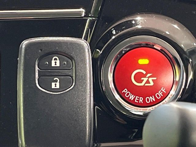 【スマートキー】カバンやポケットに入れたままでもドアの施錠・解錠が可能なスマートキーを装備。エンジンのオン・オフ時もカギを取り出す必要が無いからとっても便利です♪